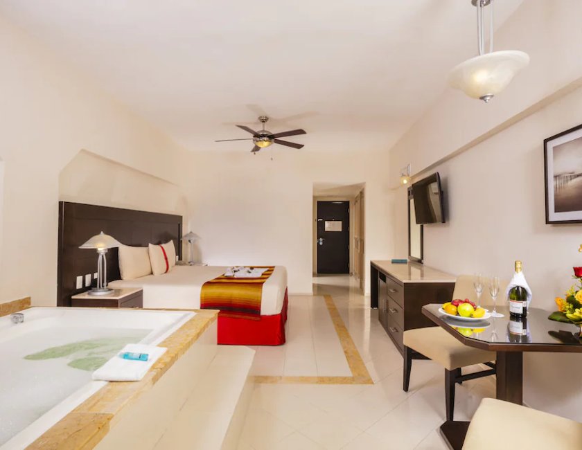 Habitación doble Vista Mar 1 Cama king Club Con Vistas Jacuzzi del hotel Crown Paradise Club Cancun All Inclusive. Foto 1