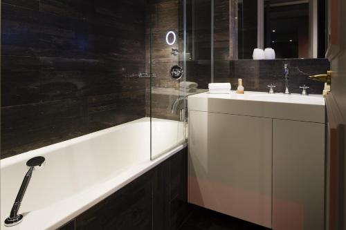 Habitación Deluxe con balcón del hotel Le Marianne. Foto 1