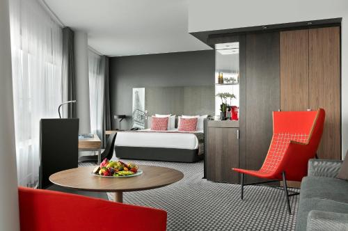 Suite The Level Grand con vistas a la Torre Eiffel y acceso al salón del hotel Melia Paris La Defense. Foto 11