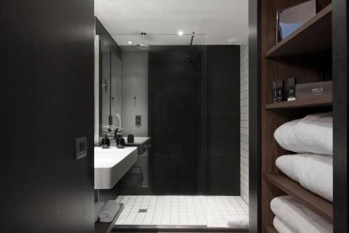 Habitación familiar The Level con acceso al salón del hotel Melia Paris La Defense. Foto 8