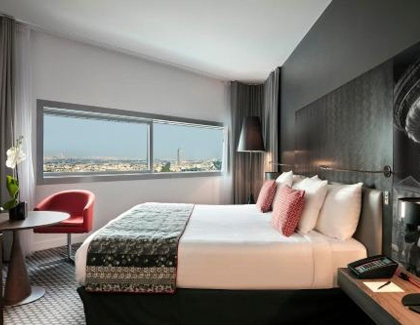 Habitación Premium con vistas a la Torre Eiffel del hotel Melia Paris La Defense. Foto 1
