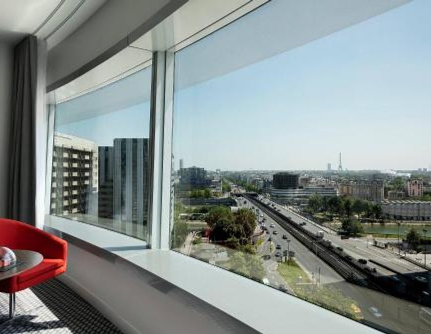 Habitación The Level Grand Premium con vistas a la Torre Eiffel y acceso al salón del hotel Melia Paris La Defense