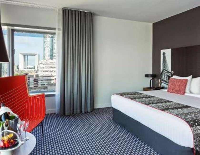 Suite Junior The Level con vistas panorámicas y acceso al salón del hotel Melia Paris La Defense. Foto 1