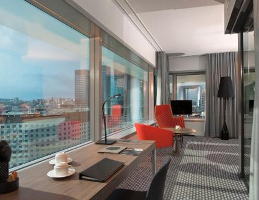 Suite Junior The Level con vistas panorámicas y acceso al salón del hotel Melia Paris La Defense. Foto 3