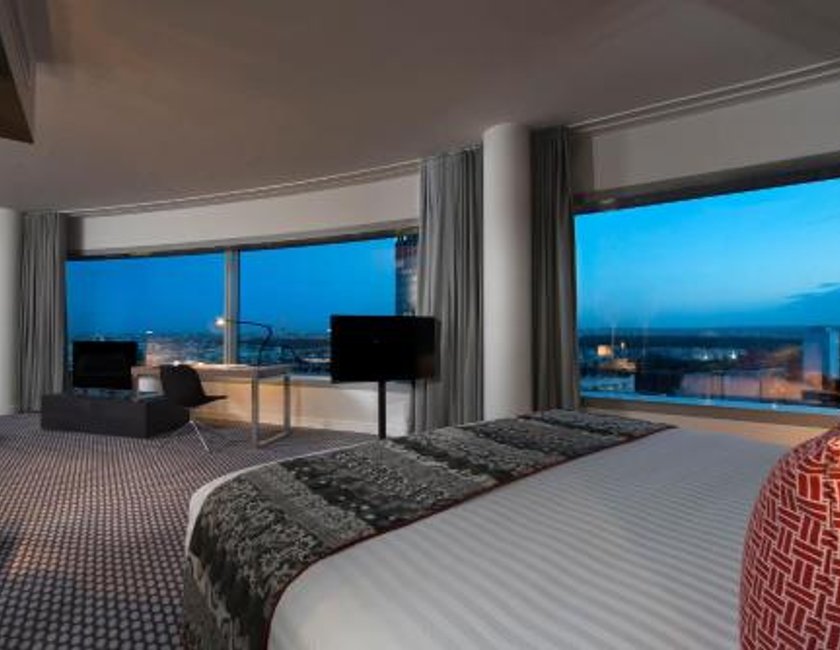 Suite The Level Grand con vistas a la Torre Eiffel y acceso al salón del hotel Melia Paris La Defense