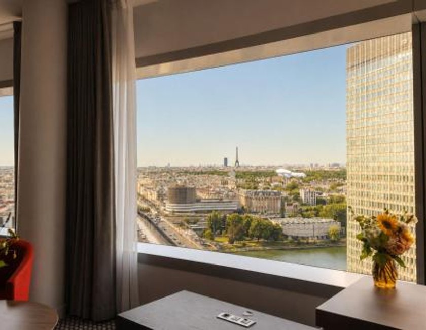 Suite The Level Grand con vistas a la Torre Eiffel y acceso al salón del hotel Melia Paris La Defense. Foto 1