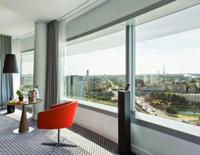 Suite The Level Grand con vistas a la Torre Eiffel y acceso al salón del hotel Melia Paris La Defense. Foto 2