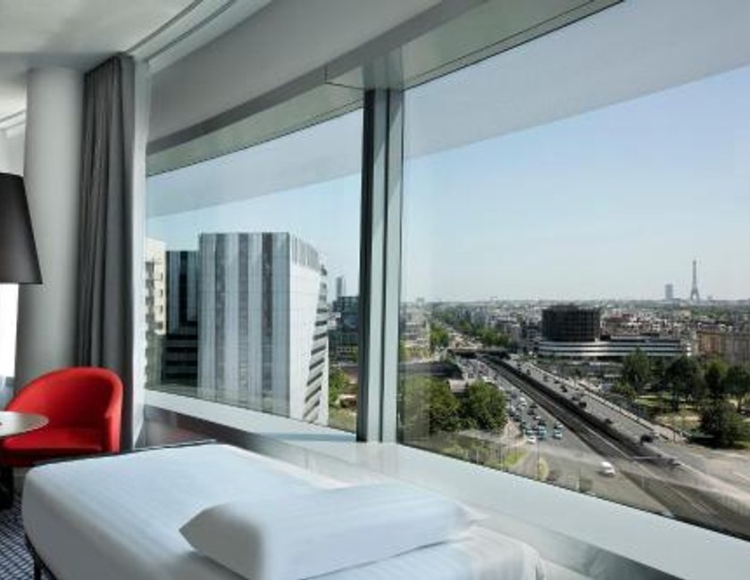 Suite The Level Grand con vistas a la Torre Eiffel y acceso al salón del hotel Melia Paris La Defense. Foto 5