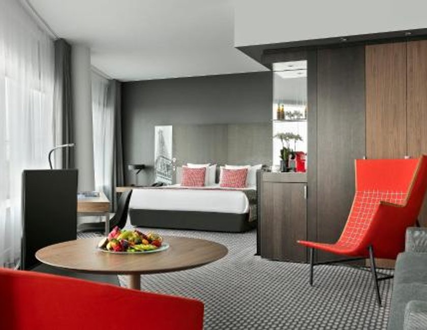 Suite The Level Grand con vistas a la Torre Eiffel y acceso al salón del hotel Melia Paris La Defense. Foto 6