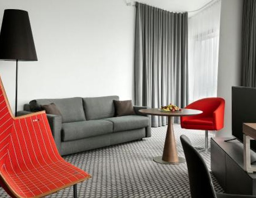 Suite The Level Grand con vistas a la Torre Eiffel y acceso al salón del hotel Melia Paris La Defense. Foto 7