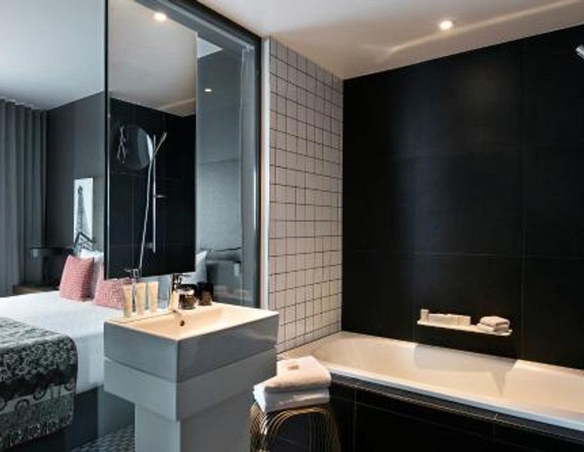 Suite The Level Grand con vistas a la Torre Eiffel y acceso al salón del hotel Melia Paris La Defense. Foto 9