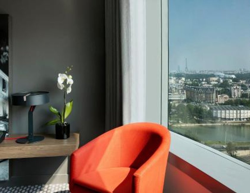 Habitación The Level Premium Room con vistas a la Torre Eiffel y acceso al salón del hotel Melia Paris La Defense