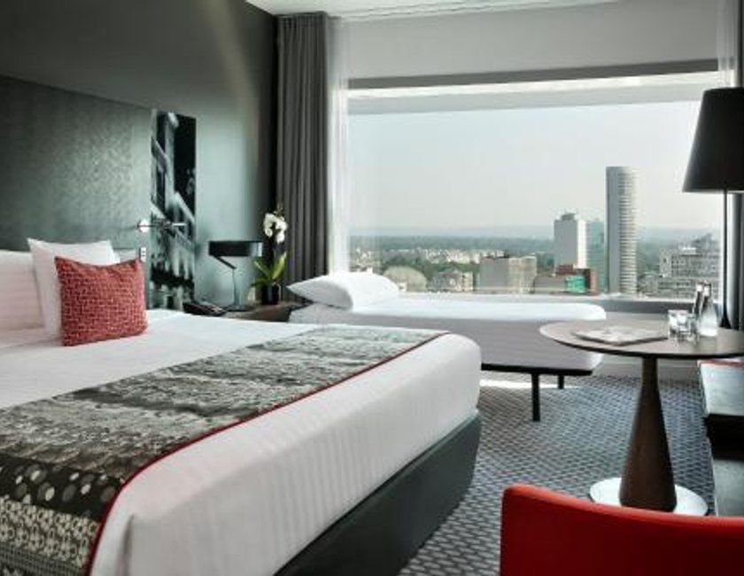 Habitación The Level Premium Room con vistas a la Torre Eiffel y acceso al salón del hotel Melia Paris La Defense. Foto 2