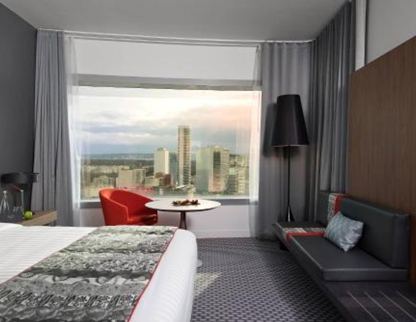 Habitación The Level Premium Room con vistas a la Torre Eiffel y acceso al salón del hotel Melia Paris La Defense. Foto 5