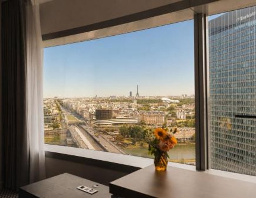 Habitación familiar The Level con acceso al salón del hotel Melia Paris La Defense