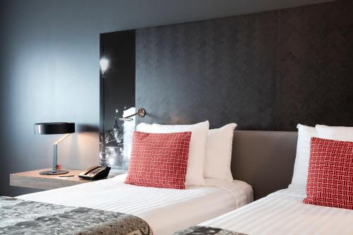Habitación Melia adaptada a personas con movilidad reducida del hotel Melia Paris La Defense. Foto 1