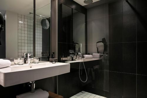 Habitación Premium con vistas panorámicas del hotel Melia Paris La Defense. Foto 1