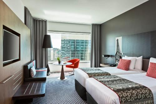 Habitación Premium con vistas panorámicas del hotel Melia Paris La Defense. Foto 2