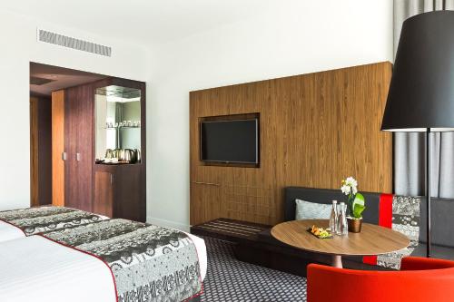 Habitación Premium con vistas panorámicas del hotel Melia Paris La Defense. Foto 3