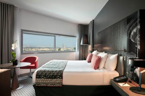 Habitación Premium con vistas a la Torre Eiffel del hotel Melia Paris La Defense. Foto 1