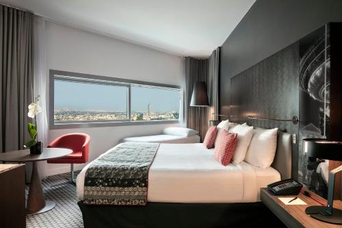 Habitación Premium con vistas a la Torre Eiffel del hotel Melia Paris La Defense. Foto 4