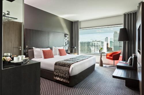 Habitación Premium con vistas a la Torre Eiffel del hotel Melia Paris La Defense. Foto 5