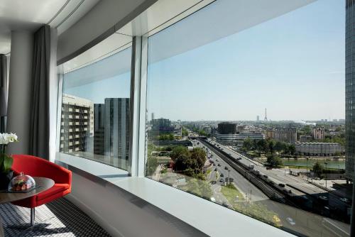 Habitación The Level Grand Premium con vistas a la Torre Eiffel y acceso al salón del hotel Melia Paris La Defense