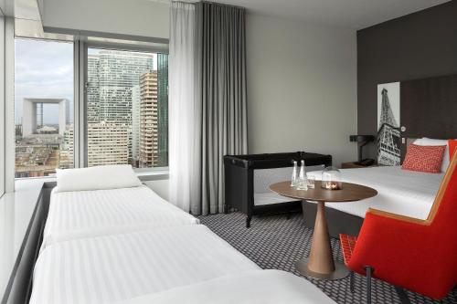 Suite Junior The Level con vistas panorámicas y acceso al salón del hotel Melia Paris La Defense