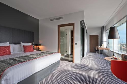 Suite Junior The Level con vistas panorámicas y acceso al salón del hotel Melia Paris La Defense. Foto 5