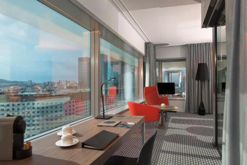 Suite Junior The Level con vistas panorámicas y acceso al salón del hotel Melia Paris La Defense. Foto 6