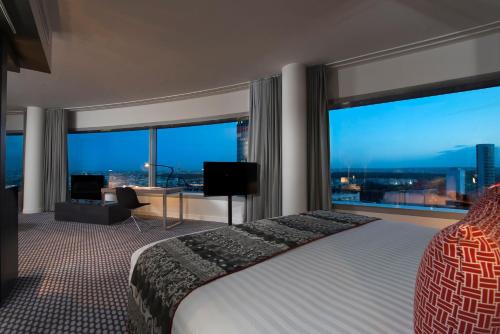 Suite The Level Grand con vistas a la Torre Eiffel y acceso al salón del hotel Melia Paris La Defense