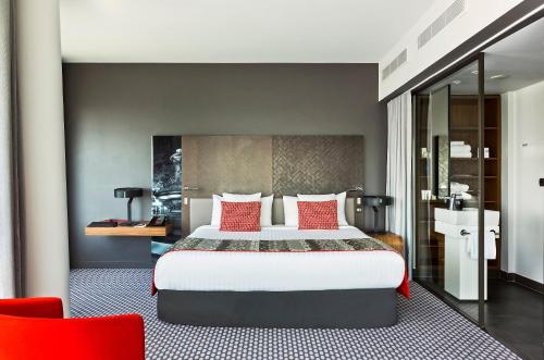 Suite The Level Grand con vistas a la Torre Eiffel y acceso al salón del hotel Melia Paris La Defense. Foto 1