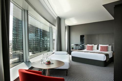 Suite The Level Grand con vistas a la Torre Eiffel y acceso al salón del hotel Melia Paris La Defense. Foto 2