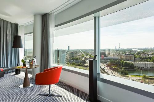 Suite The Level Grand con vistas a la Torre Eiffel y acceso al salón del hotel Melia Paris La Defense. Foto 3