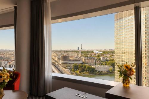 Suite The Level Grand con vistas a la Torre Eiffel y acceso al salón del hotel Melia Paris La Defense. Foto 4