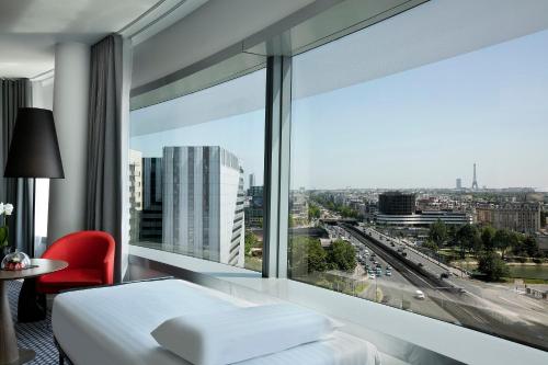 Suite The Level Grand con vistas a la Torre Eiffel y acceso al salón del hotel Melia Paris La Defense. Foto 5