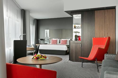 Suite The Level Grand con vistas a la Torre Eiffel y acceso al salón del hotel Melia Paris La Defense. Foto 6