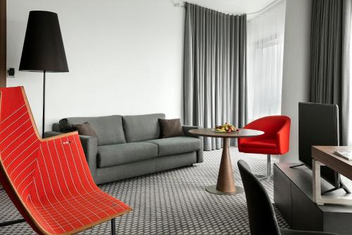 Suite The Level Grand con vistas a la Torre Eiffel y acceso al salón del hotel Melia Paris La Defense. Foto 7