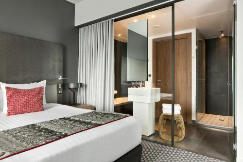 Suite The Level Grand con vistas a la Torre Eiffel y acceso al salón del hotel Melia Paris La Defense. Foto 8