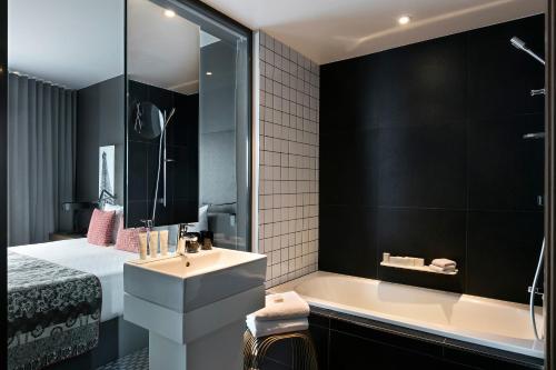 Suite The Level Grand con vistas a la Torre Eiffel y acceso al salón del hotel Melia Paris La Defense. Foto 9