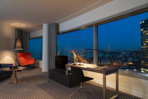 Suite The Level Grand con vistas a la Torre Eiffel y acceso al salón del hotel Melia Paris La Defense. Foto 10