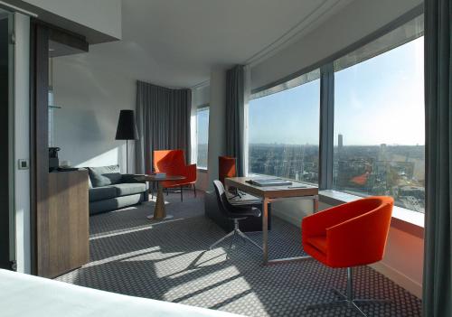 Suite The Level Grand con vistas a la Torre Eiffel y acceso al salón del hotel Melia Paris La Defense. Foto 11