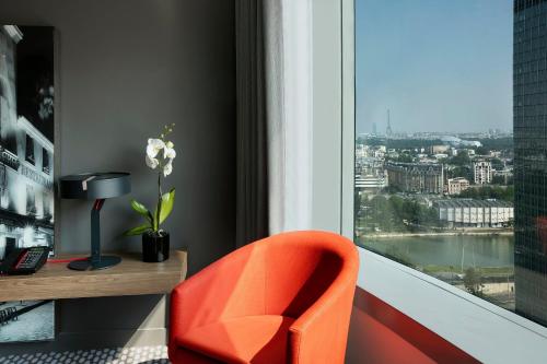 Habitación The Level Premium Room con vistas a la Torre Eiffel y acceso al salón del hotel Melia Paris La Defense