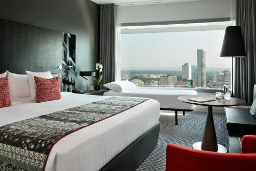 Habitación The Level Premium Room con vistas a la Torre Eiffel y acceso al salón del hotel Melia Paris La Defense. Foto 2
