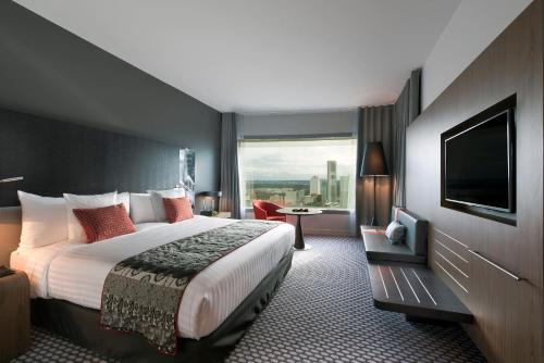 Habitación The Level Premium Room con vistas a la Torre Eiffel y acceso al salón del hotel Melia Paris La Defense. Foto 4
