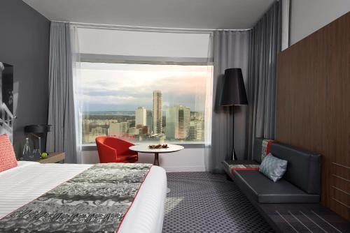 Habitación The Level Premium Room con vistas a la Torre Eiffel y acceso al salón del hotel Melia Paris La Defense. Foto 5