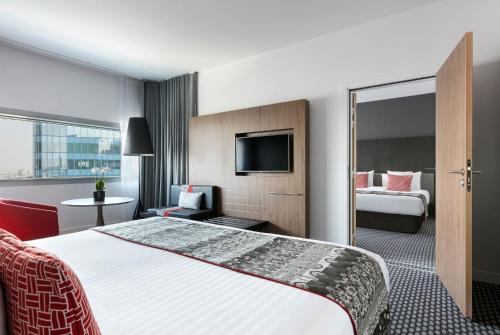 Habitación Comunicada Familiar del hotel Melia Paris La Defense. Foto 1