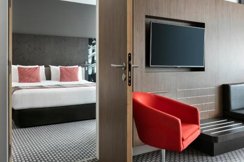 Habitación Comunicada Familiar del hotel Melia Paris La Defense. Foto 2