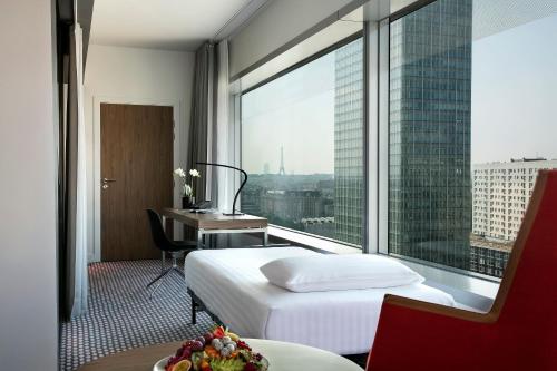 Habitación familiar The Level con acceso al salón del hotel Melia Paris La Defense. Foto 2