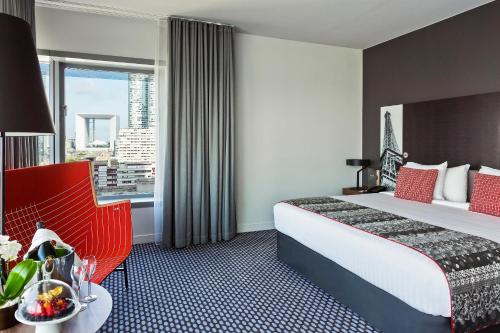 Habitación familiar The Level con acceso al salón del hotel Melia Paris La Defense. Foto 3